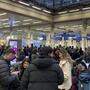 Passagiere warten in der Halle am Eingang zum Eurostar im Bahnhof St. Pancras International im Zentrum von London, nachdem der Hochgeschwindigkeitsverkehr zwischen London und Ebbsfleet am Samstag, 30. Dezember 2023, wegen Überschwemmung in einem Tunnel unter der Themse eingestellt wurde