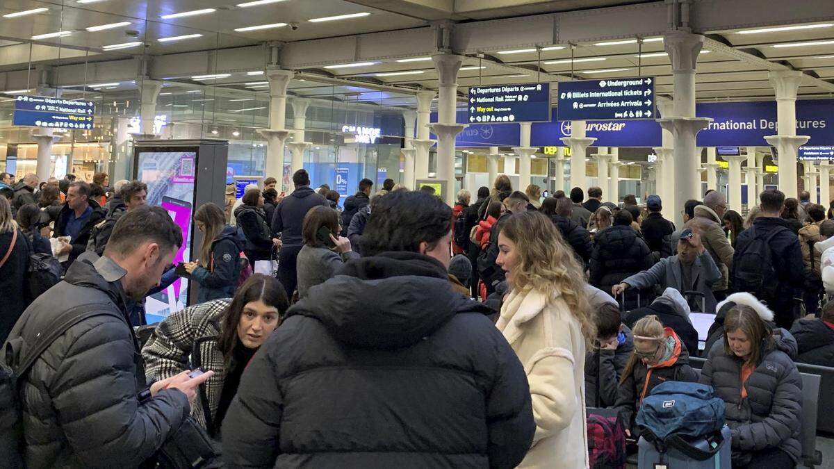 Passagiere warten in der Halle am Eingang zum Eurostar im Bahnhof St. Pancras International im Zentrum von London, nachdem der Hochgeschwindigkeitsverkehr zwischen London und Ebbsfleet am Samstag, 30. Dezember 2023, wegen Überschwemmung in einem Tunnel unter der Themse eingestellt wurde