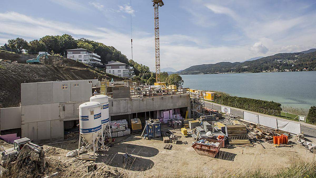 Die Arbeiten auf der Baustelle entlang der Süduferstraße in Maria Wörth sind derzeit in vollem Gange