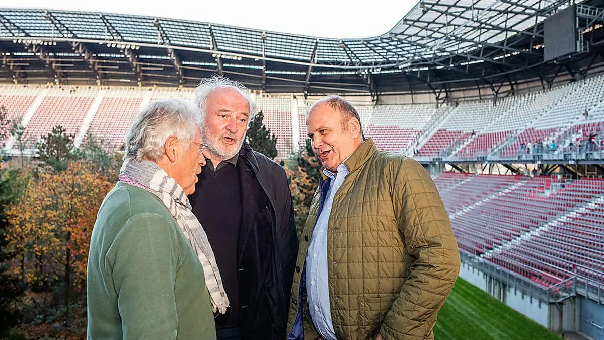 Am Sonntag, dem letzten Tag von For Forest sangen Herbert Waldner, Verleger Lojze Wieser und Volkskultur-Experte Richi Di Bernardo (von rechts) ein Ständchen