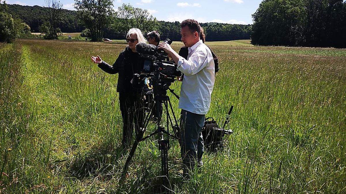 Filmproduzentin Marita Neher bei den Dreharbeiten in den Feuchtwiesen von Kronnersdorf