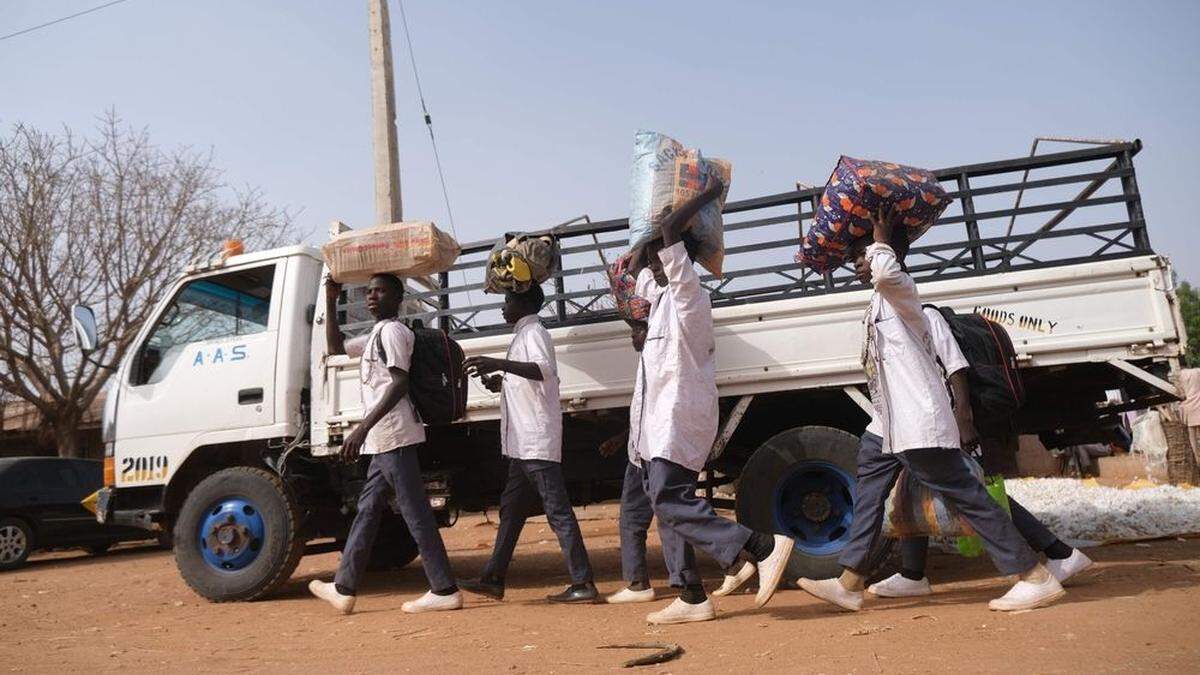 Internatsschüler im Nordwesten Nigerias kehren in die Schule zurück. Nach der Entführung hatte die Regierung Schulen geschlossen, um die Kinder zu schützen.