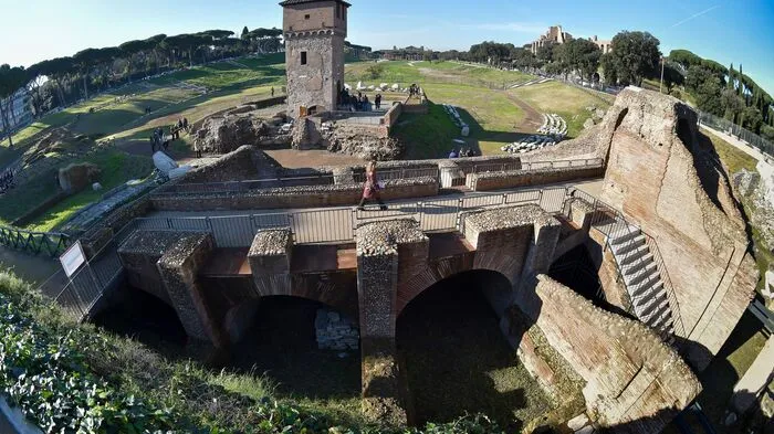 Über viele Jahrzehnte war es ein beliebter Freizeitort für Jogger und Hunde-Besitzer - jetzt ist Schluss damit. Das Erbe des Circus Maximus soll wieder offiziell archäologischer Boden werden.