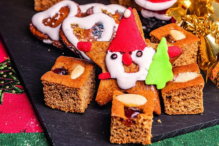 Ein Klassiker nach steirischem Rezept: Lebkuchen mit Roggenmehl! Rezept: 280 Gramm Roggenmehl, 40 Gramm Butter, 160 Gramm Staubzucker, drei Eier, ein Teelöffel Natron, drei Esslöffel Honig, drei Esslöffel Haltbarmilch, ein Esslöffel Lebkuchengewürz und eine Prise Salz mit dem Mixer verrühren. Den Teig ca. 5-8 cm dick auf ein Backblech streichen und mit einem verquirlten Ei bestreichen. Den Lebkuchen mit Mandel, Nüssen oder kandierten Kirschen dekorieren und im vorgeheizten Backrohr bei 150 °C ca. 20 Minuten backen. Abkühlen lassen und noch lauwarm in beliebige Stücke schneiden. (Rezept von Leserin Melissa Staber)