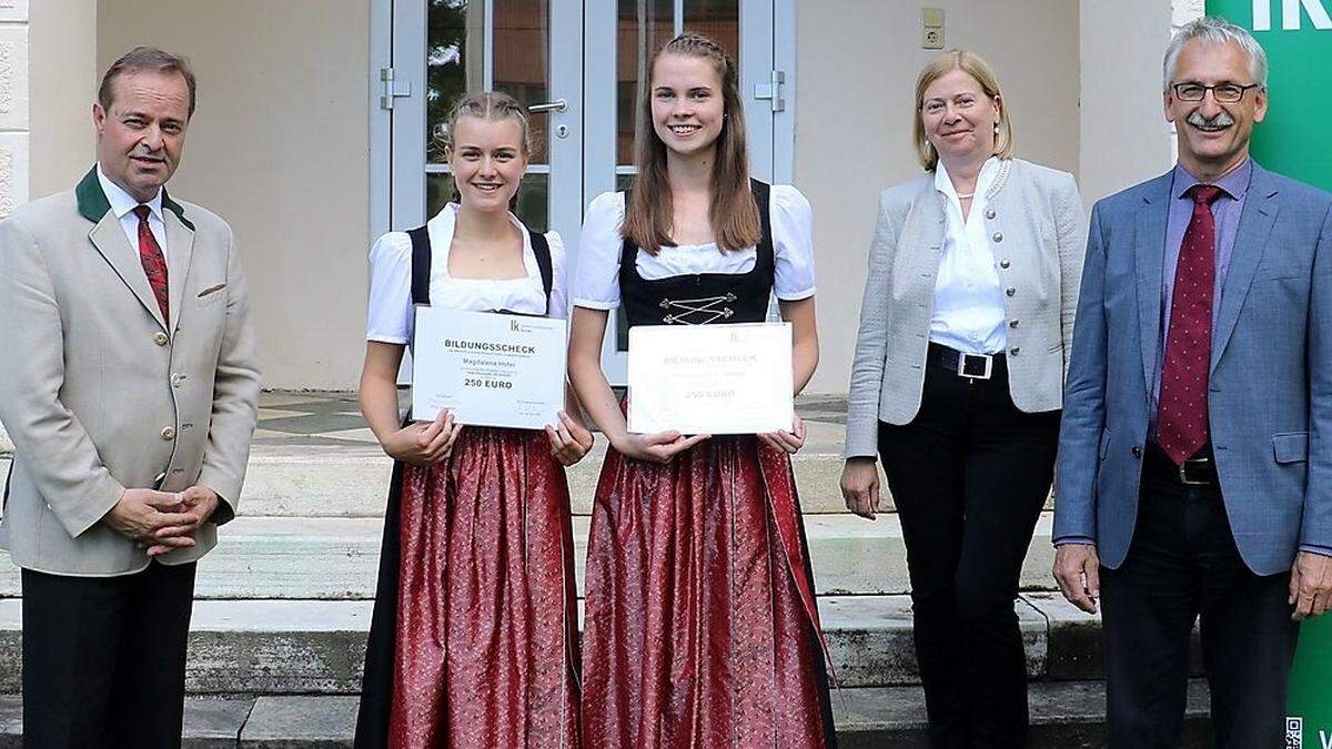 LK-Präsident Johann Mößler, die Preisträgerinnen Magdalena Hofer und Sabrina Lackner, LFS-Fachinspektorin Maria Innerwinkler sowie LK-Kammeramtsdirektor Hans Mikl (von links)