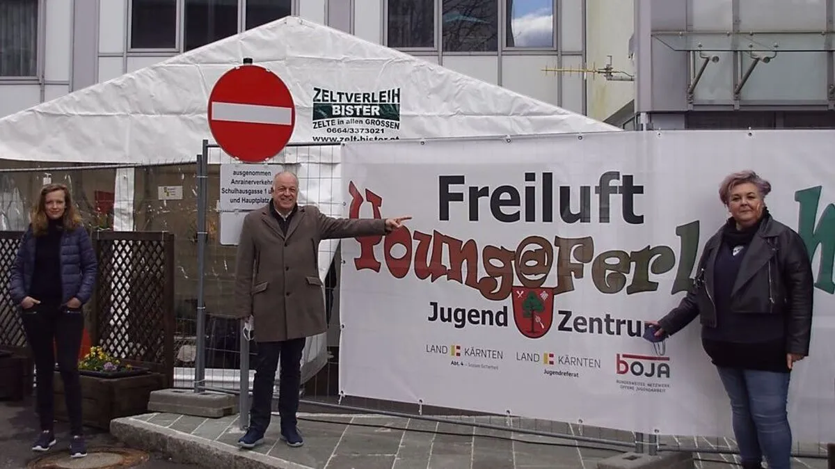 Martina Bister, Bürgermeister Ingo Appé und Jugendzentrumsleiterin Meggie Meesters 