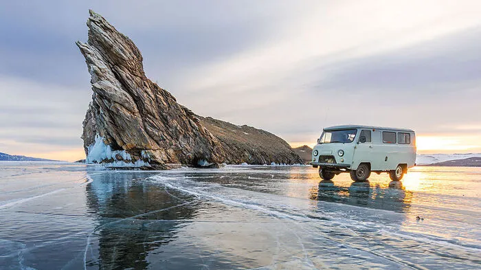 Baikal. Der Baikalsee ist zwar nicht der größte, dafür aber mit mehr als 25 Millionen Jahren der älteste und mit 1642 Metern der tiefste See und damit das wichtigste Süßwasserreservoir der Erde. Flächenmäßig ist er so groß wie Belgien.