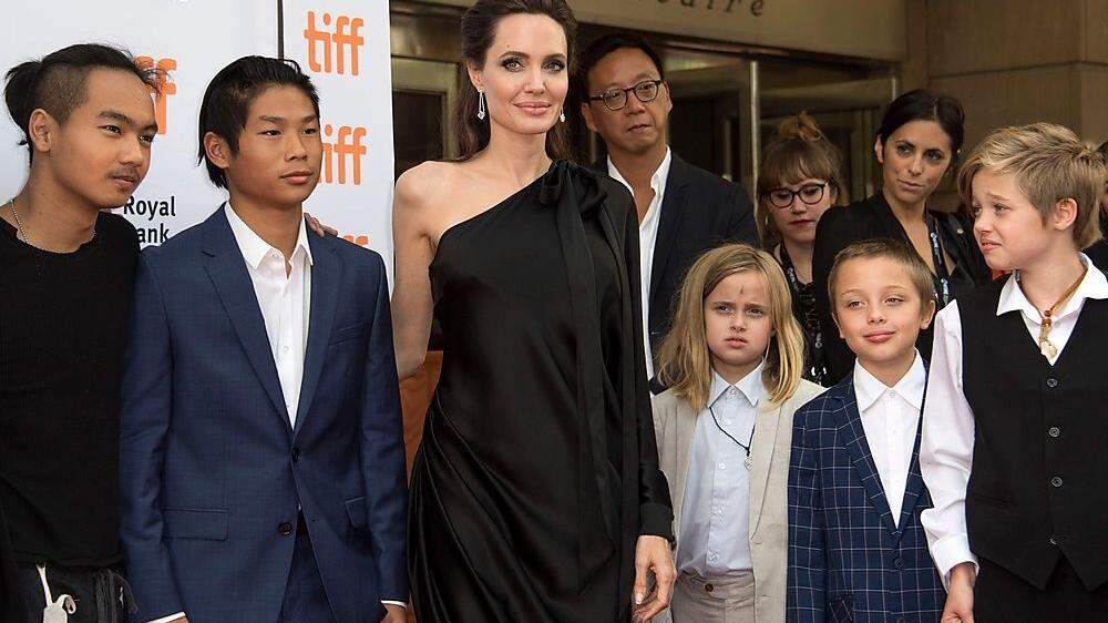 Angelina Jolie mit ihren Kindern Maddox, Pax, Vivienne, Knox und Shiloh