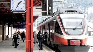 Dieser Zug kommt gerade von St. Michael nach Selzthal. Eine Möglichkeit zur Weiterfahrt per Bahn nach Admont und in die Region St. Gallen gibt es an Wochentagen nicht