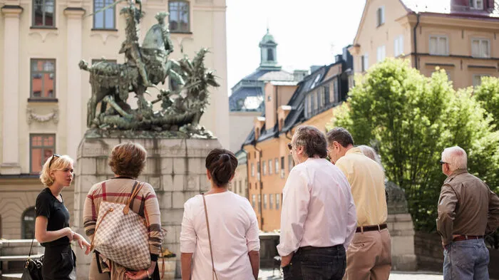 Zu Besuch bei der Vasa.Nach einem Rundgang durch die Altstadt Stockholms ist es an der Zeit, tief in die Seefahrervergangenheit der Schweden einzutauchen: Mit einer Fähre geht es auf die Insel Djurgården, auf der sich das Vasamuseum befindet. Nach 333 Jahren auf dem Meeresboden widmet sich die Ausstellung dem bestens erhaltenen Kriegsschiff aus dem 17. Jahrhundert, das – ähnlich wie die Titanic – bereits bei seiner Jungfernfahrt gesunken ist. Weitere Exponate beleuchten die jahrhundertealte Seefahrertradition und zeigen auch, warum Stockholm das „Venedig des Nordens“ genannt wird. Infos gibt's hier