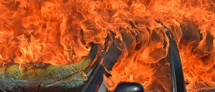 Die Flammen griffen auf das zweite Fahrzeug über (Sujetbild)
