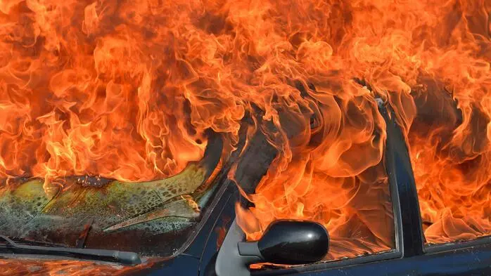 Die Flammen griffen auf das zweite Fahrzeug über (Sujetbild)