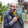 Emanuel Zupanc, der Inhaber des Vogelparks, mit einem jungen Ara