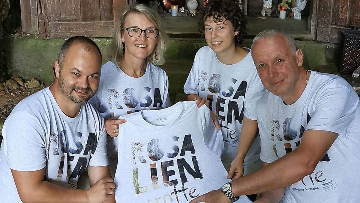 Schlüpfen für einen guten Zweck in trendige T-Shirts: Robert Karlhofer, Bernadette Hanschur, Leonie Machhaller, Bernard Sadovnik (von links)