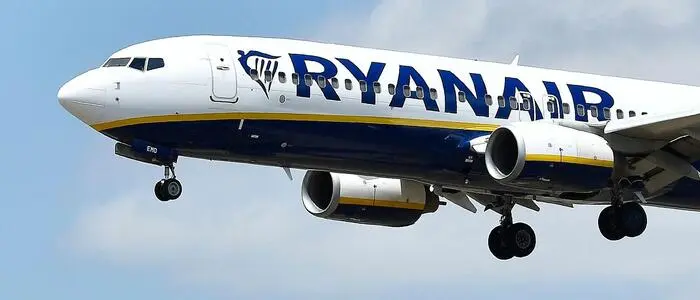 Ein Flugzeug von Ryanair in der Luft | Ryanair bekennt sich zum Wiener Flughafen als Standort, dünnt aber das Flugangebot aus
