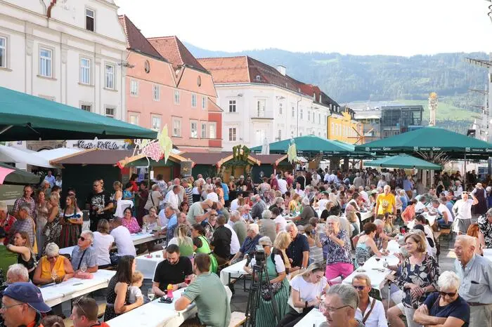 Unter die vielen Gästen mischten sich viele Politikerinnen und Politiker, die sich bei einem Glas Wein im laufenden Wahlkampf für die Nationalrats- und Landtagswahl  eine Pause gönnten.