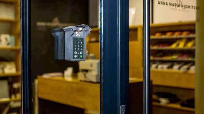Die intelligente Lichtschranke kann einfach montiert werden
