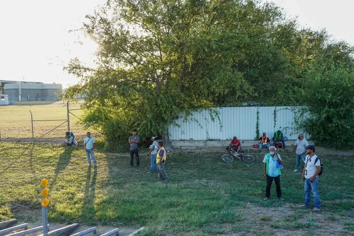 Nach Angaben des Bürgermeisters der texanischen Grenzstadt Del Rio, Bruno Lozano, befanden sich zuletzt rund 10.500 Menschen auf dem Gelände, die meisten von ihnen aus Haiti. 