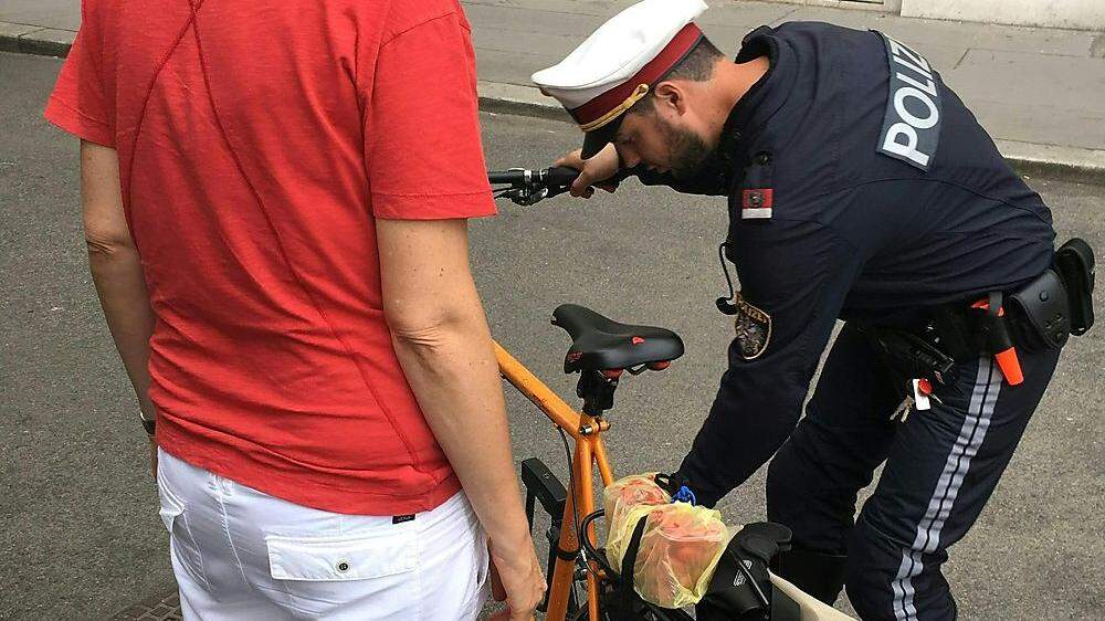 201 Organmandate und 159 Anzeigen hat die Wiener Polizei am Dienstagnachmittag bei Schwerpunktkontrollen von Radfahrern ausgestellt