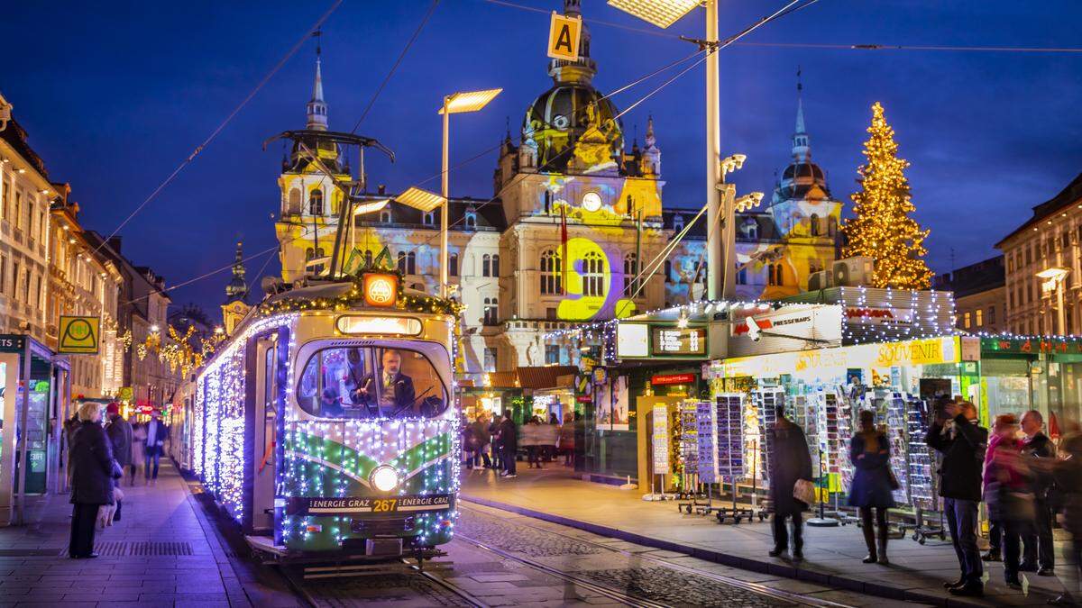 Die geschmückte Advent-BIM zieht ihre Runden durch die Grazer Innenstadt!