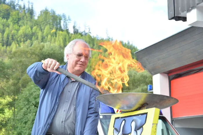 Das olympische Feuer wird entzündet.