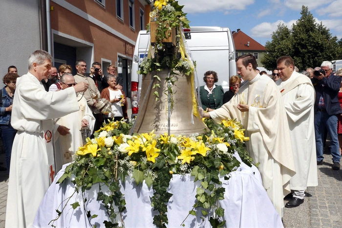 ...von Thorsten Schreiber (Regens vom Priesterseminar) und Stadtpfarrer Alois Schlemmer geweiht.