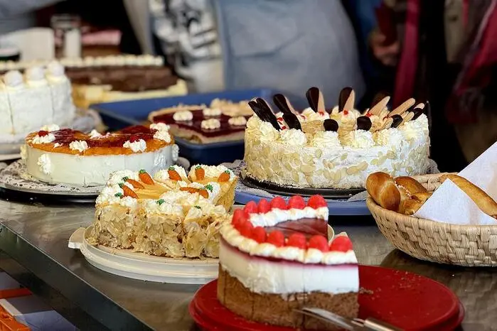 Mehr als 40 süße Verführer, wie hausgemachte Torten, Cremeschnitten, Cheesecakes und vieles mehr wurden von der emsigen Damenriege zum Verkauf angeboten.