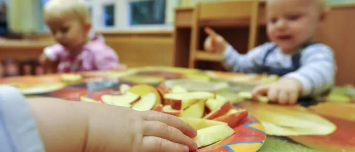 Kinder sind wichtig für eine Gesellschaft. Doch die Geburtenrate geht immer weiter nach unten. Was könnte helfen?