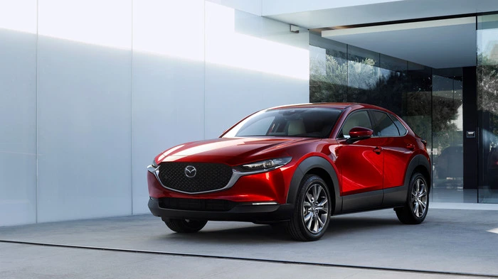 Inzwischen entfallen die Hälfte aller Verkäufe bei Mazda auf die beiden SUV CX-3 und CX-5. Logisch also, dass die Japaner noch einen dritten Crossover nachschießen. Der reiht sich zwischen die beiden bestehenden Hochsitze ein. Bei einer Gesamtlänge von 4395 Millimetern entfallen 2655 auf den Radstand, was ordentliche Platzverhältnisse für die Passagiere und einen 430 Liter fassenden Kofferraum unter einen Blechhut bringt.