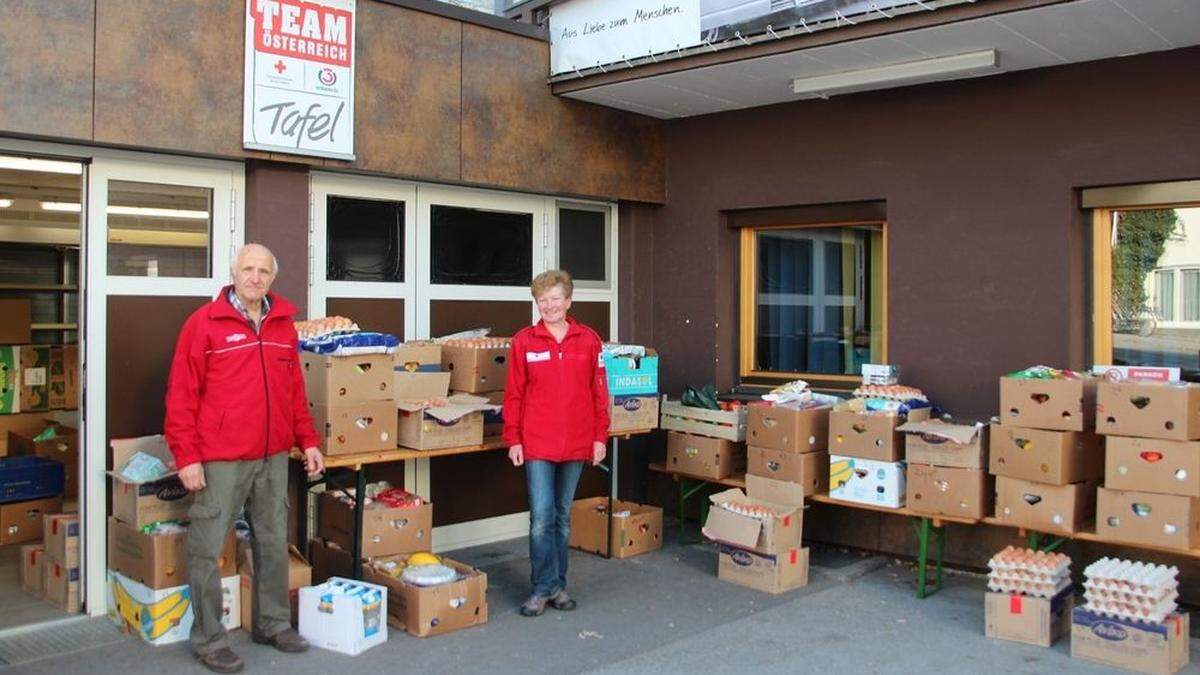 Raimund Gander und Monika Troger mit den zusammengestellten Lebensmittelpaketen