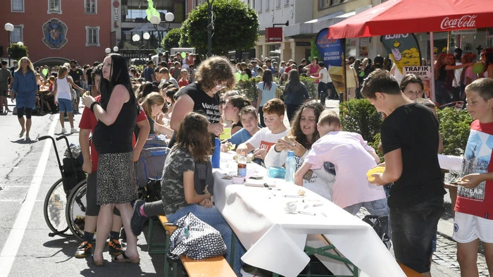 "Bitte Platz nehmen an der längsten Frühstückstafel Kärntens", hieß es heute vormittag am autofreien Spittaler Hauptplatz. Das Angebot wurde gerne angenommen.