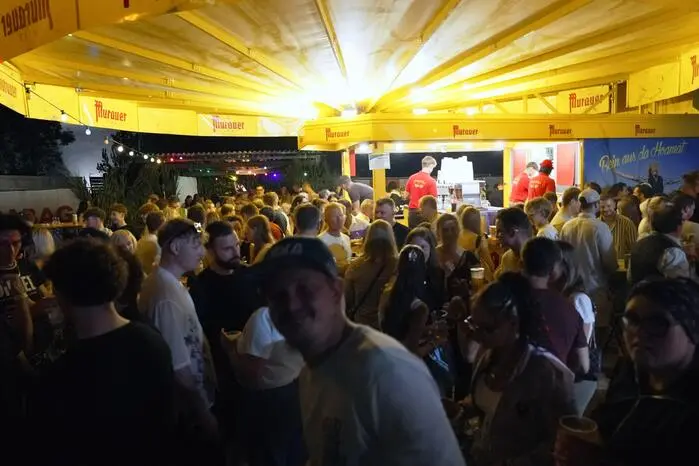 Hunderte feierfreudige Gäste kamen, um gemeinsam die Nacht zum Tag zu machen.