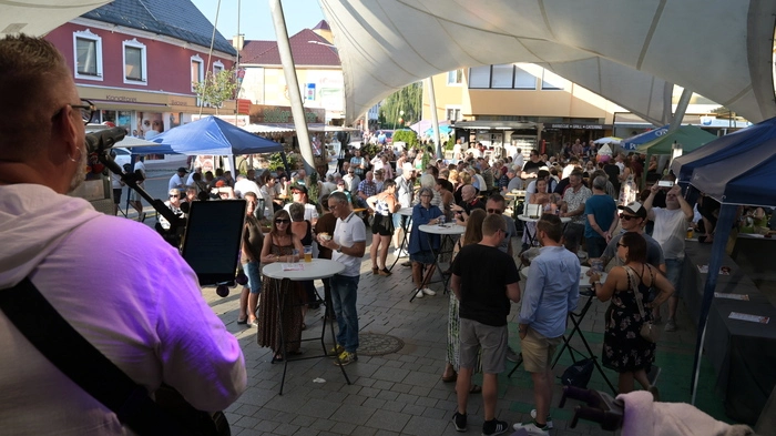 Es war ein Sommerfest wie aus dem Bilderbuch. Bei bestem Sommerwetter fand am Samstagabend am Zeltweger Platzl ein gut besuchtes Platzlfest statt.
