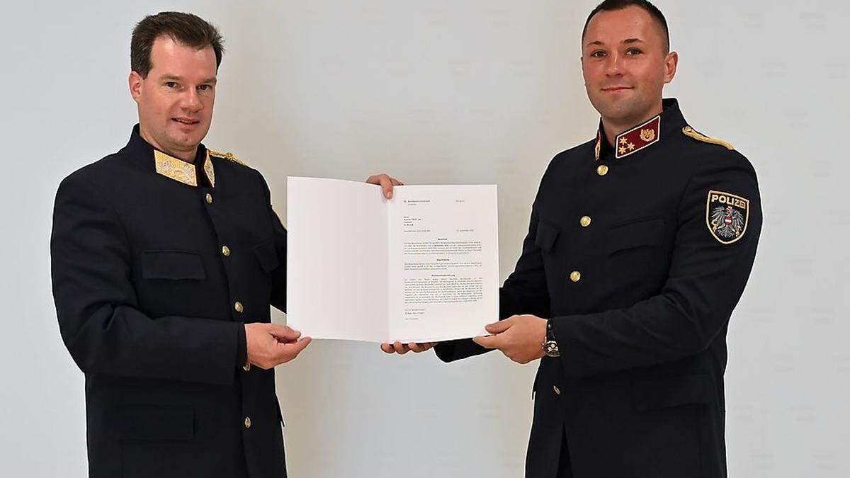 Landespolizeikommandant Gerald Ortner übergibt das Dekret an den neuen stellvertretenden Bezirkskommandanten Andreas Tafeit (r.)