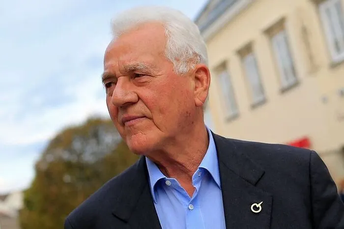 Scherz des Jahres. Frank Stronach ist auch im Alter von 87 Jahren noch für so manche Überraschung gut. So ließ der Magna-Gründer kürzlich wissen, dass er noch eine automobile Großtat plane und ein einsitziges Elektroauto für 2500 Euro bauen will. Ach Frank, lass es gut sein. 