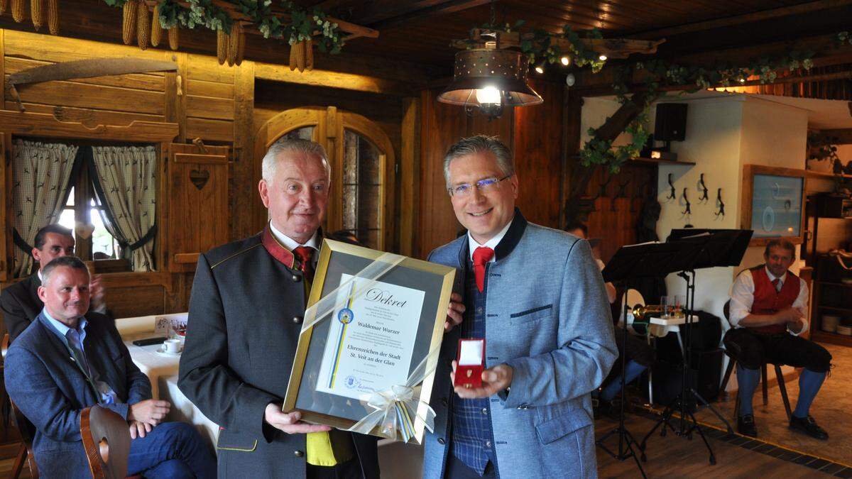 Für sein Engagement wurde Wurzer von Bürgermeister Martin Kulmer(rechts) mit dem  Ehrenzeichen der Stadt St. Veit ausgezeichnet