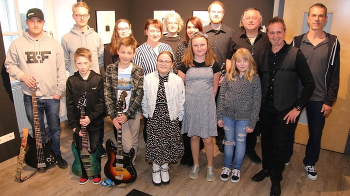 Unter dem Motto „Rock – Pop &amp; Kunst“ präsentierten Schülerinnen und Schüler und Lehrer der Musikschule Köflach unter der Leitung von Direktor Gernot Kollmützer ein lässiges Konzert in einer lässigen Umgebung.