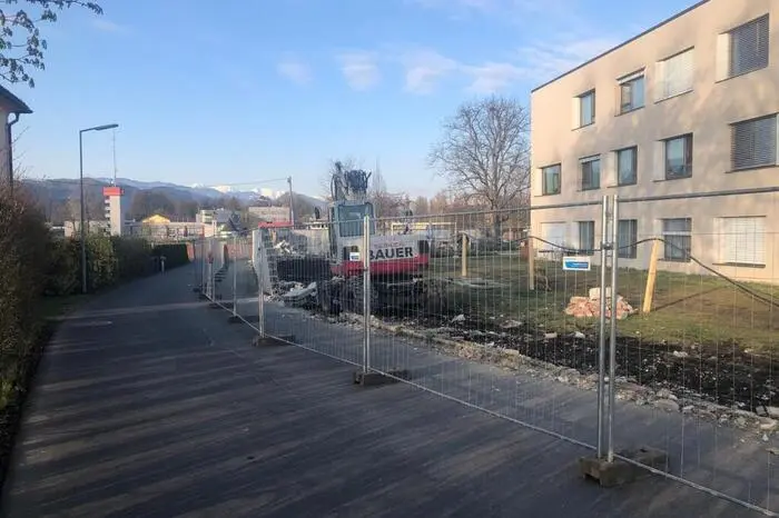 Mittlerweile ist die Mauer in der Roseneggerstraße abgerissen.