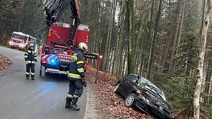 Mittwochfrüh kam eine Pkw-Lenkerin mit ihrem Fahrzeug in Prebuch von der Straße ab.