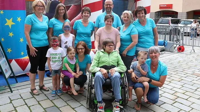 Weitlaner, Schlichenmaier, Forster, Klammer, Roman und Claudia Maier, Indrist und Kollnig mit jungen Festgästen