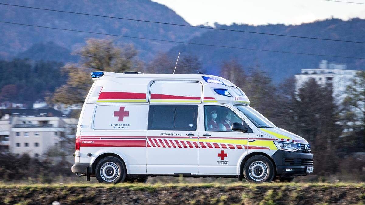 Ein junger Mopedlenker wie auch eine 83-jährige Radfahrerin mussten mit der Rettung in das Krankenhaus gebracht werden.