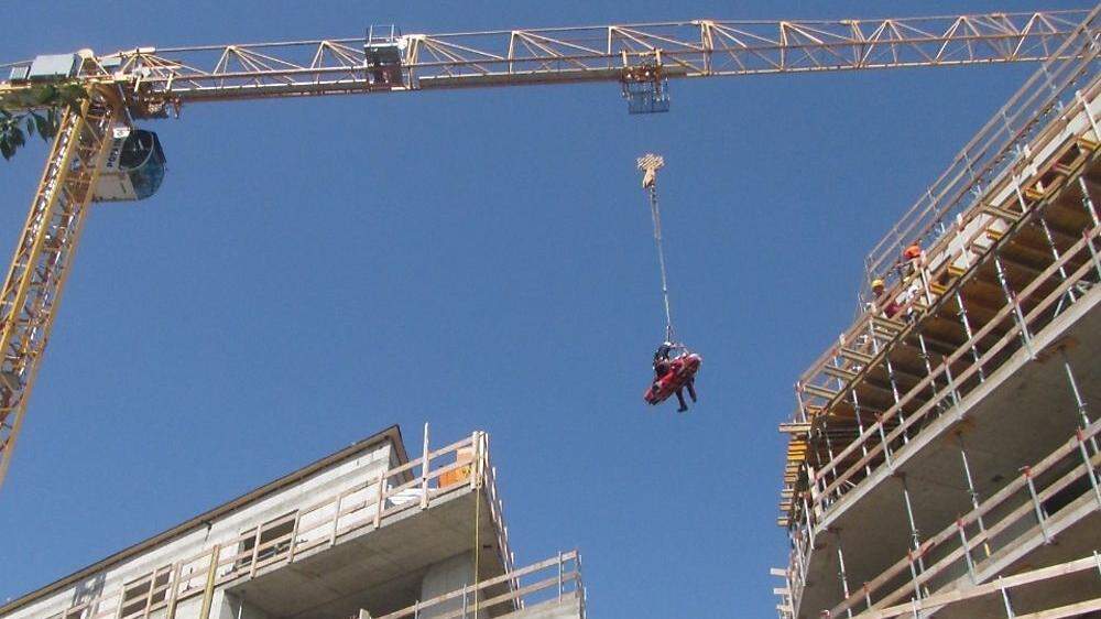 Der Bauarbeiter wird von der Höhenrettung geborgen