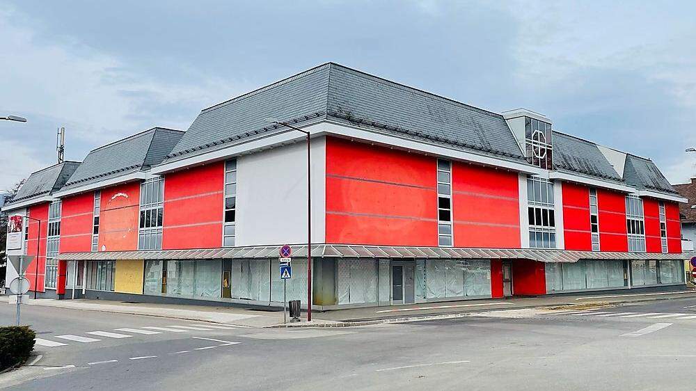 Seit Mitte 2018 steht das ehemalige Kika-Gebäude gegenüber dem LKH Wolfsberg leer