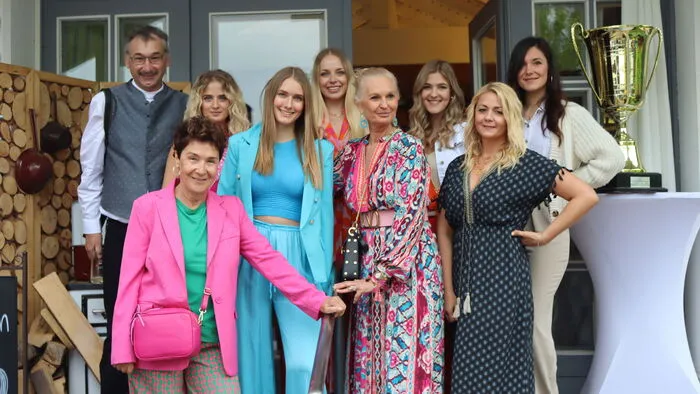 Sabine Legat (Bildmitte) mit ihren Mitarbeiterinnen und Models sorgte für einen bunten Höhepunkt auf diesem Seekirchtag.