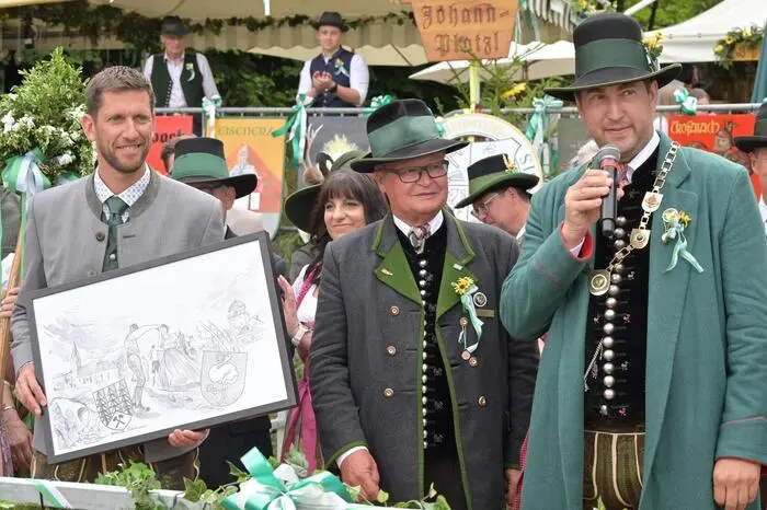 Begleitet von Salutschüssen wurde der Kirchtag mit dem Einzug der Oberlandler und Grußworten vom Marc Landl, Bürgermeister der diesjährigen Partnergemeinde Wald am Schoberpaß, und dem Großbauern der Oberlandler, Christian Wachter vulgo Waldbauer, offiziell eröffnet.