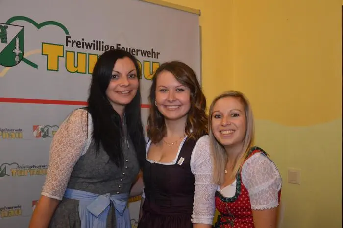 Bei guter Stimmung wurde in Abendkleidung, Tracht oder Feuerwehruniform bis in die Nacht hinein gefeiert.