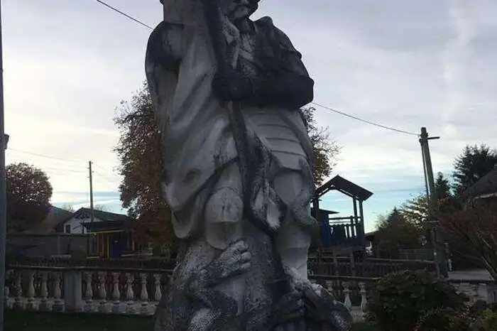 Marmorstatue Das Kunstwerk von Konrad Campidell, eine Statue des Heiligen Georg, entstand aus Gummerner Marmor, wiegt zwei Tonnen und ist vier Meter groß. Der Sockel ist aus Krastaler Marmor.