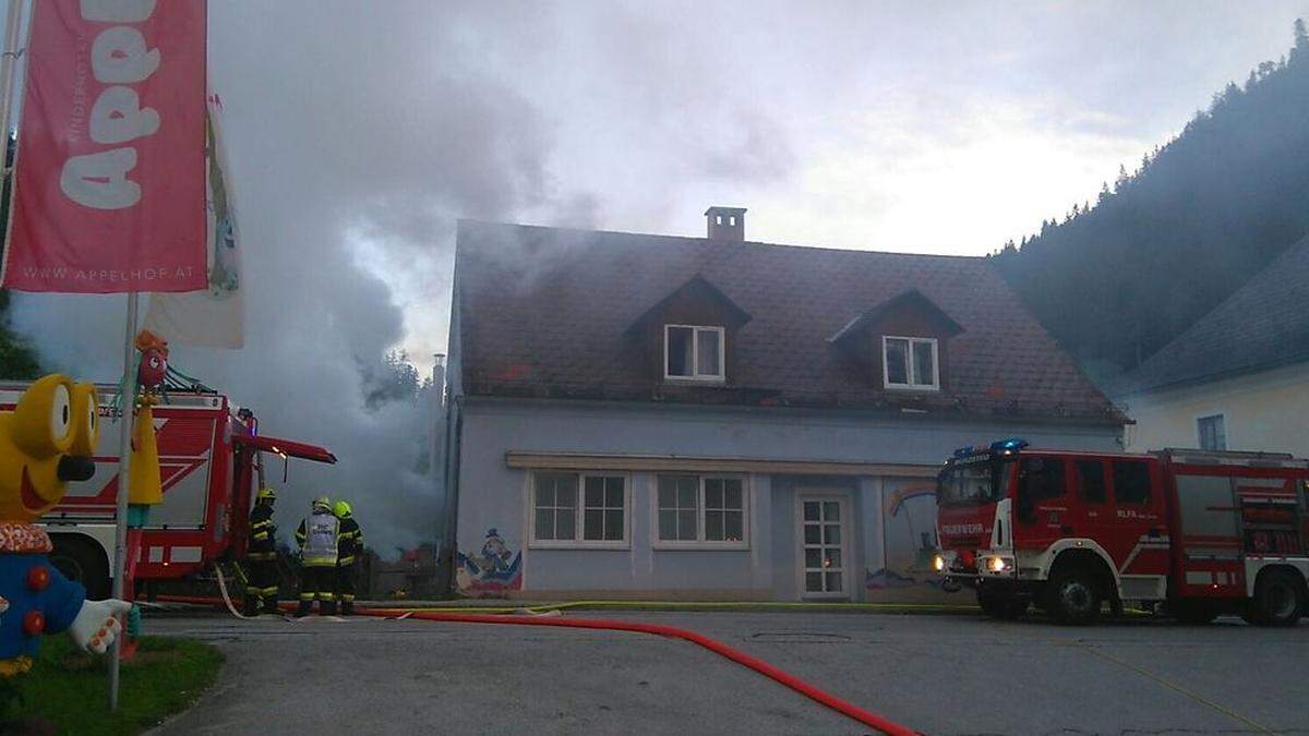 Aus dem brennenden Gebäude wurden 14 Personen evakuiert