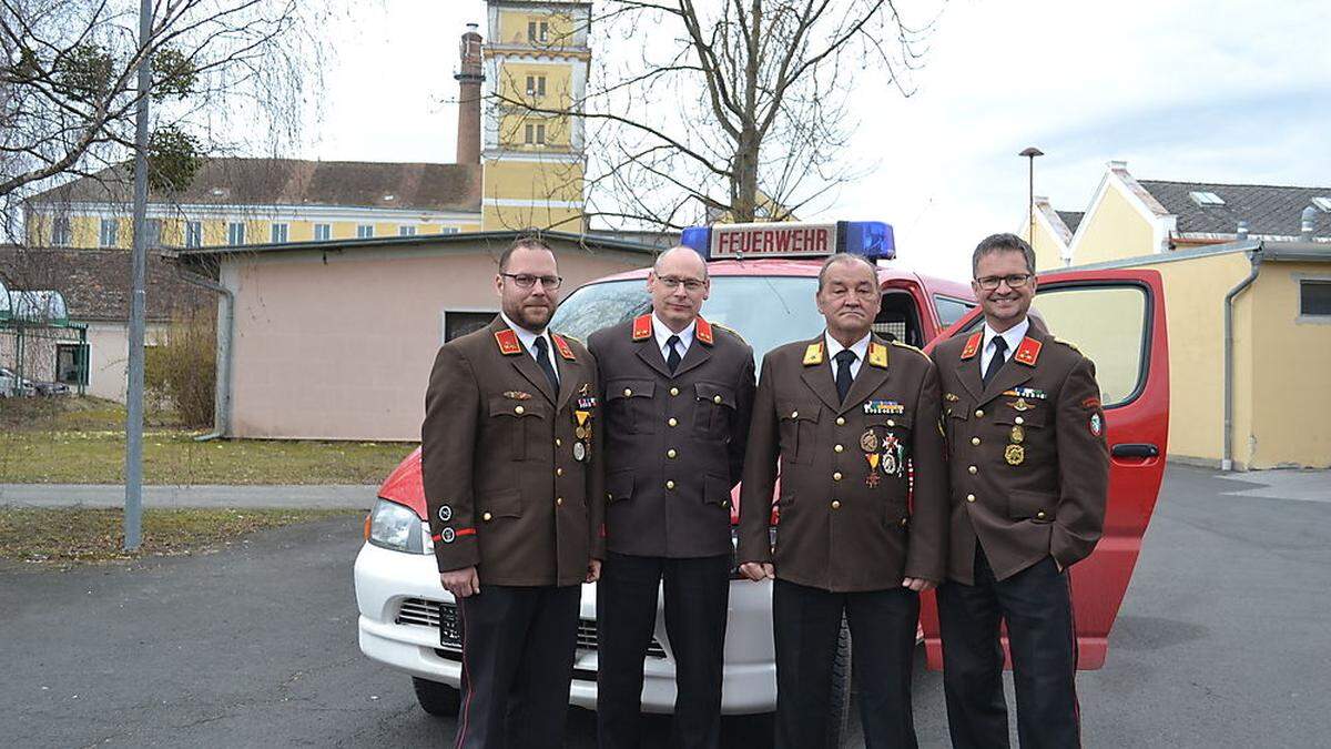 Christian Grill, Christian Pfingstl, Josef Grill und Roland Koch in ihrer Uniform 