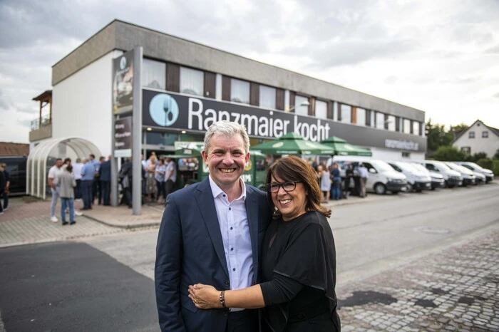 Glücklich nach neun Monaten Bauzeit und wochenlangen Vorbereitungen für das Eröffnungsfest: Michael Ranzmaier-Hausleitner und Sissi Ranzmaier